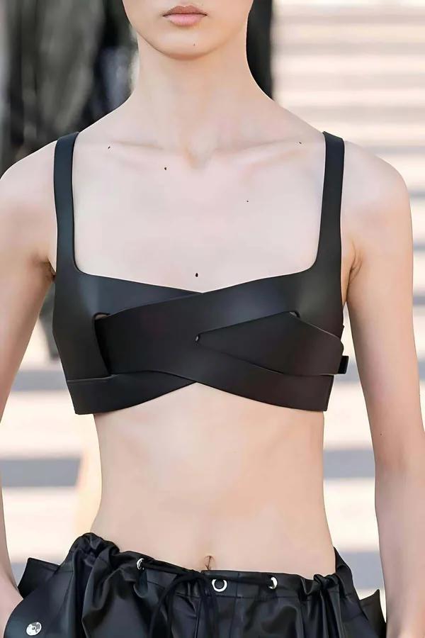 Geniş X-bant detayı ve yapılandırılmış bralet panelili siyah mat suni deri çapraz göğüs harness üstü