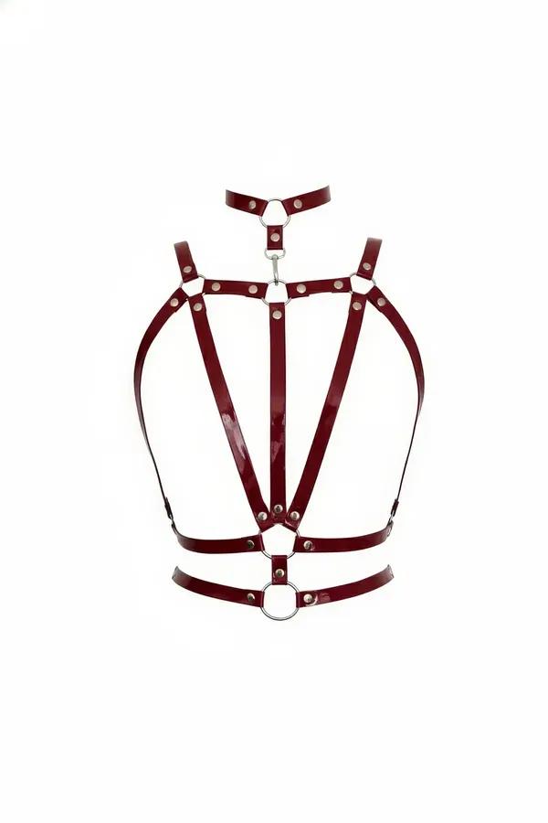 Beyaz zeminde gümüş O-halka ve zımba perçinli bordo rugan suni deri çok askılı vücut harness