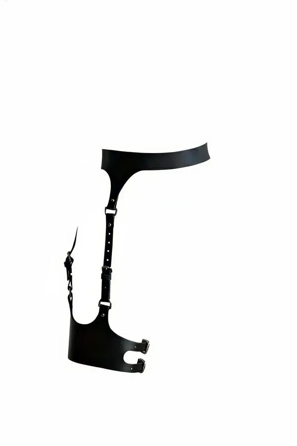Beyaz zeminde gümüş tokalı ve kesim uyluk manşetli siyah suni deri tek bacak jartiyer harness