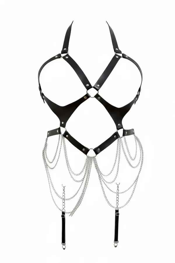 Katmanlı gümüş zincir jartiyer ve dört klipli çorap bağlı siyah suni deri vücut harness ön görünüm