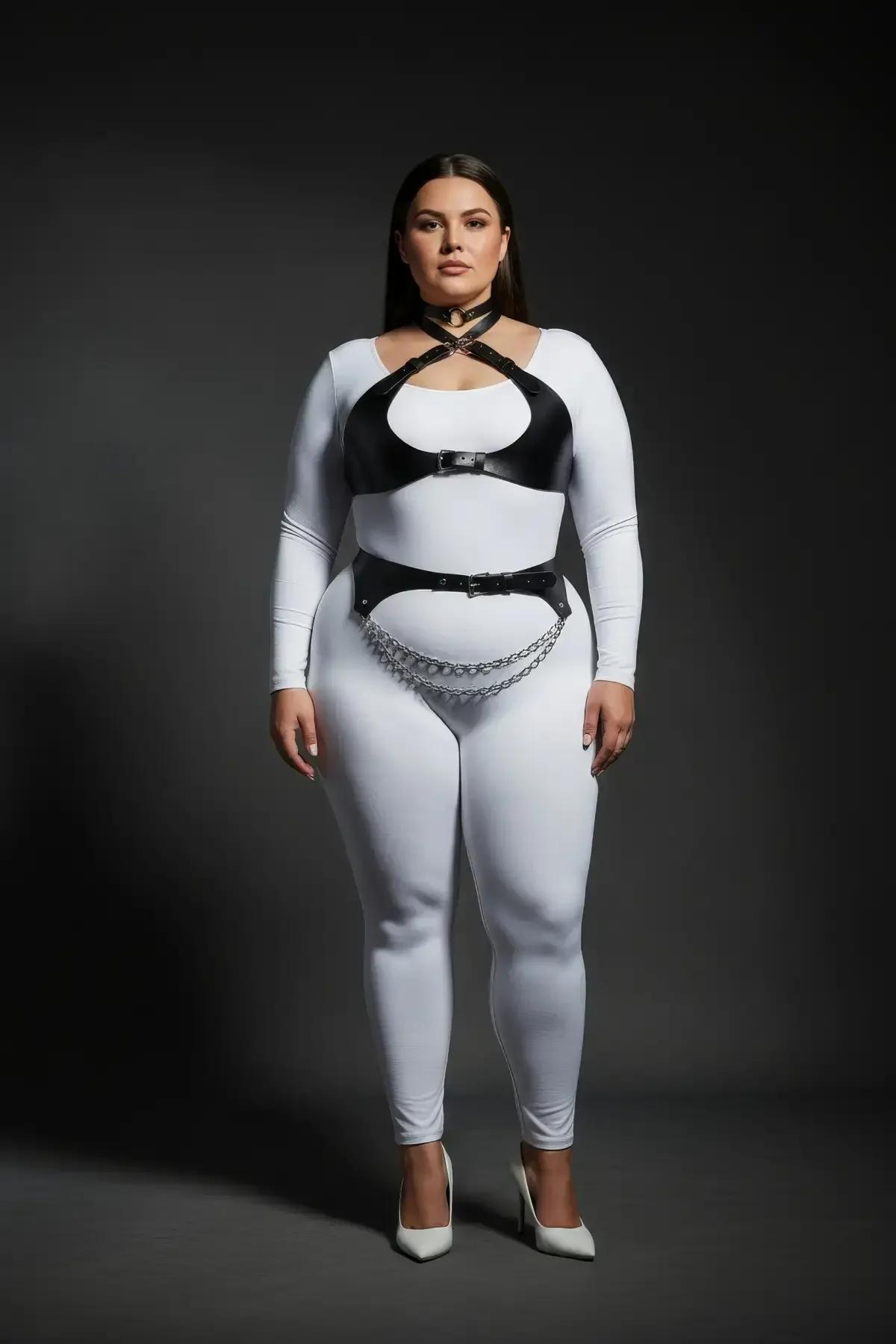 Göğüs ve bel parçalarını birlikte gösteren beyaz kıyafet üzerinde siyah suni deri harness setinin tam boy görünümü