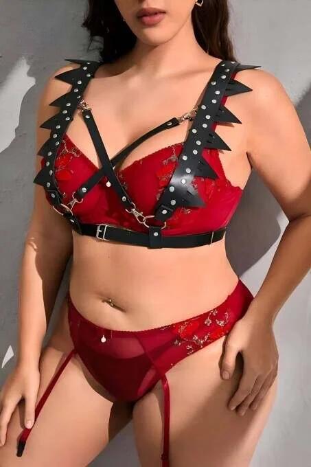 Kırmızı dantel lingerie üzerinde üçgen sivri uç süslemeli ve gümüş zımbalı siyah suni deri göğüs harness
