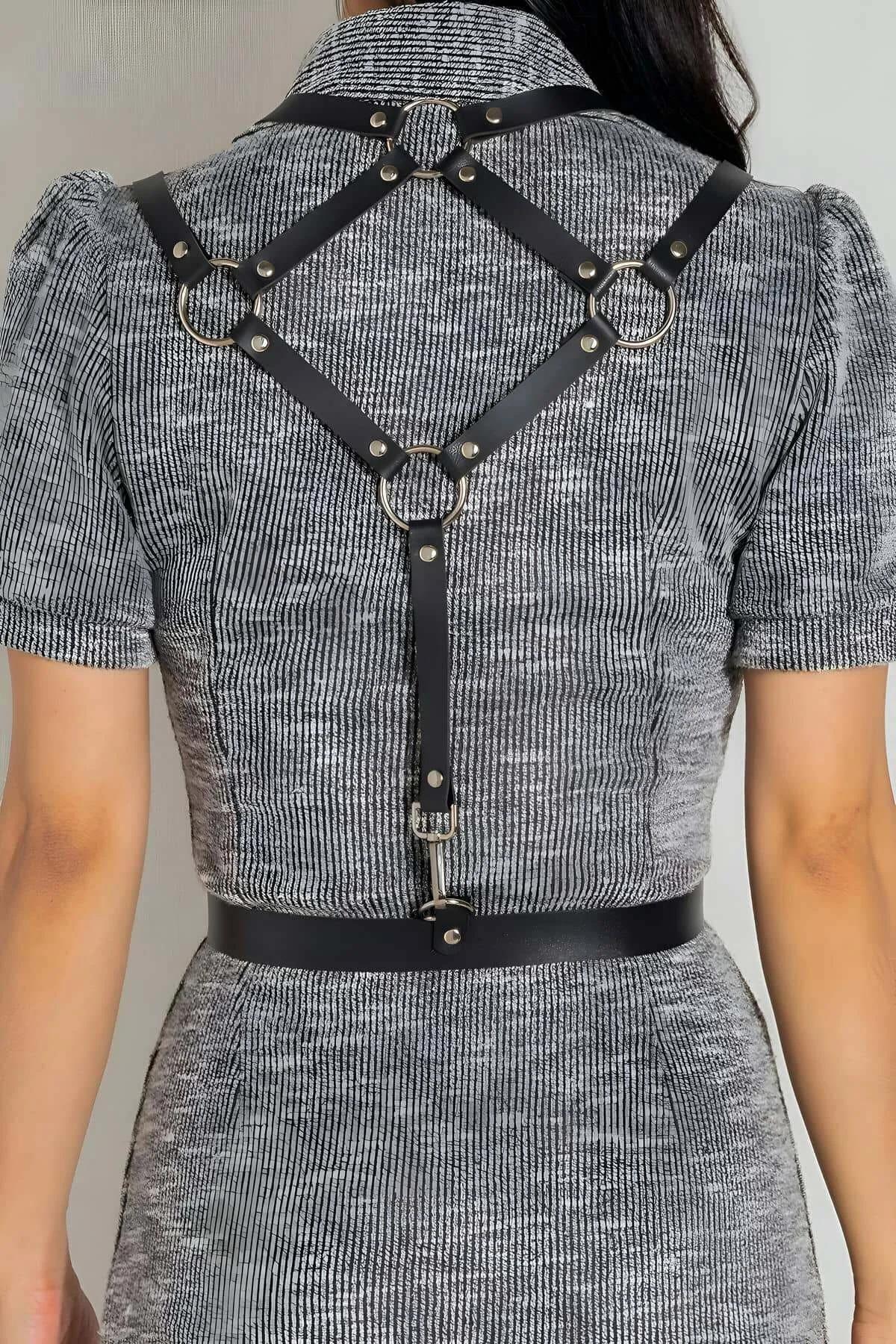 Siyah PU deri harness bandında gümüş iğne toka ve O-halka detayı yakın çekim