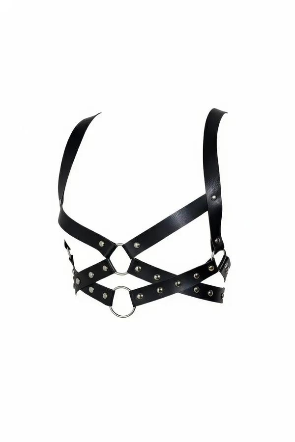 Zımba detaylı siyah vegan deri vücut harness, gümüş O-halka ve çapraz X askı yapısı