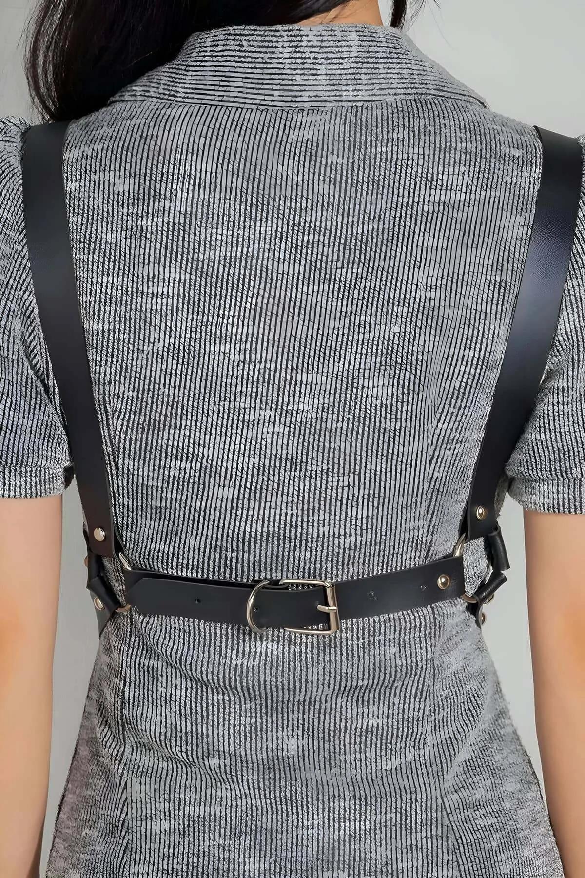 Siyah PU deri harness kayışlar ve altın metal toka, ön görünüm detayı