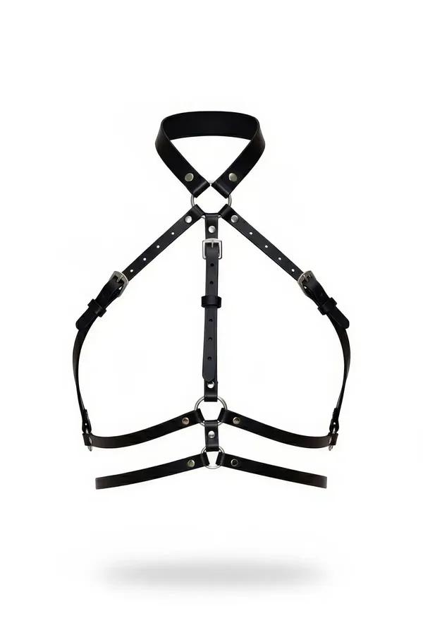 siyah suni deri vücut harness çapraz askılı gümüş O-ring ve toka detayı beyaz fon