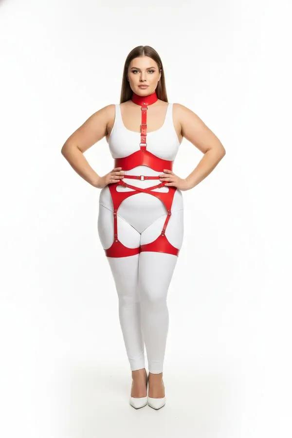 Çoker boyunluk, geniş bel bandı ve dört gümüş tokalı jartiyer askılı kırmızı suni deri vücut harness, beyaz bodysuit üzerinde
