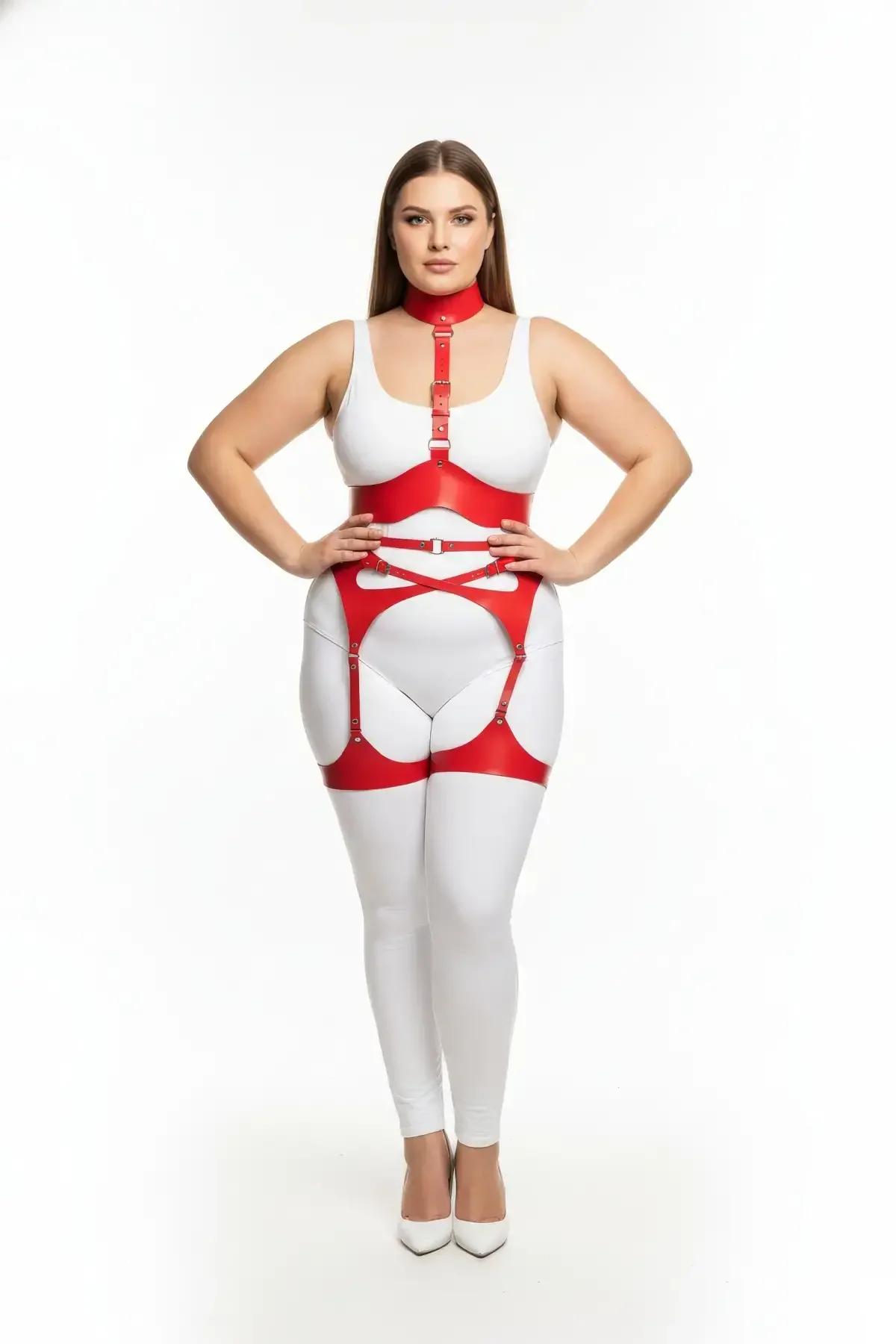 Çoker boyunluk, geniş bel bandı ve dört gümüş tokalı jartiyer askılı kırmızı suni deri vücut harness, beyaz bodysuit üzerinde