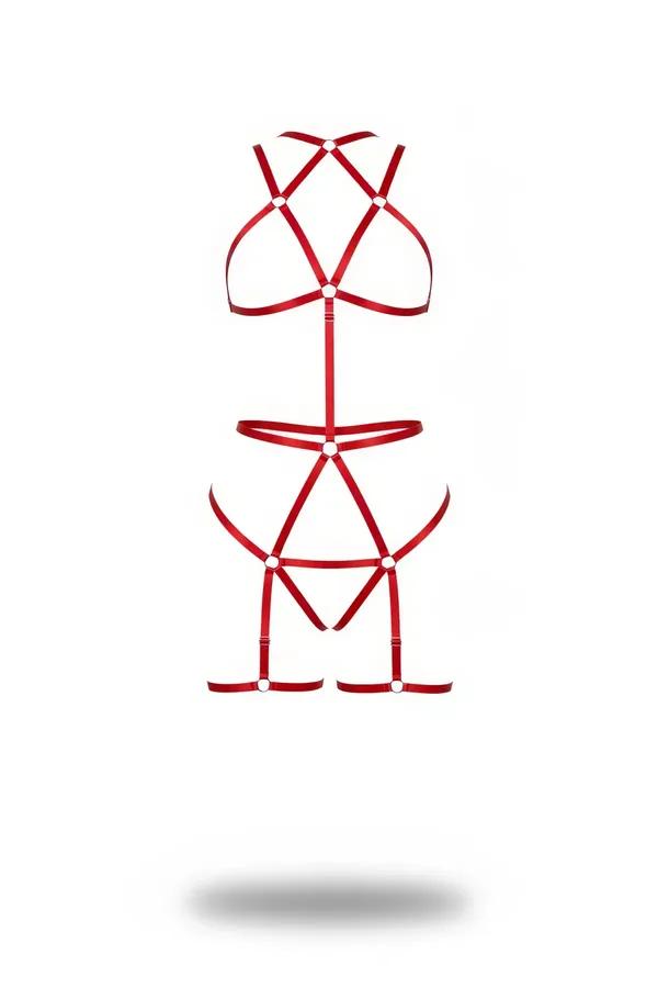Gümüş O-halka konnektörler, geometrik kafes bralet, çift bel bandı ve uyluk bacak jartiyer ile kırmızı askılı tam vücut harness