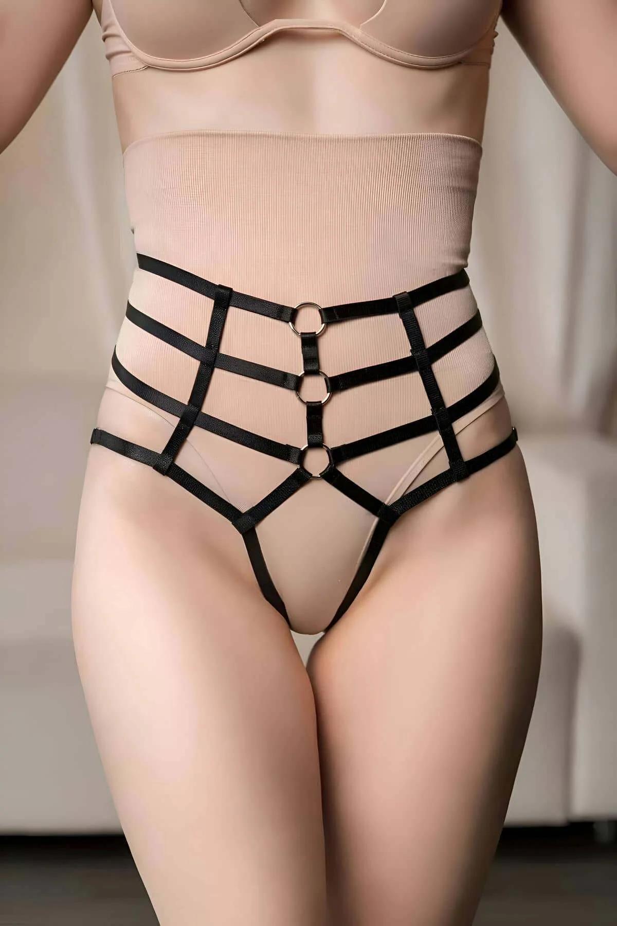 Yaklaşık 18 cm yüksekliğini gösteren siyah elastik ızgara bantlı yüksek belli kafes harness tanga