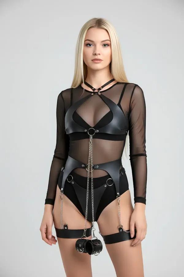 Yapılandırılmış bralet kapları, sarkıt gümüş zincirler ve dolgulu uyluk jartiyer manşetli siyah vegan deri tam vücut harness