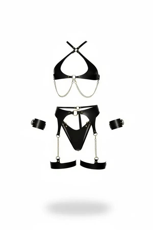 Beyaz üzerinde gümüş zincir bralet, jartiyer kemer, tanga, uyluk bantları ve bilek manşetli siyah suni deri harness seti düz serili