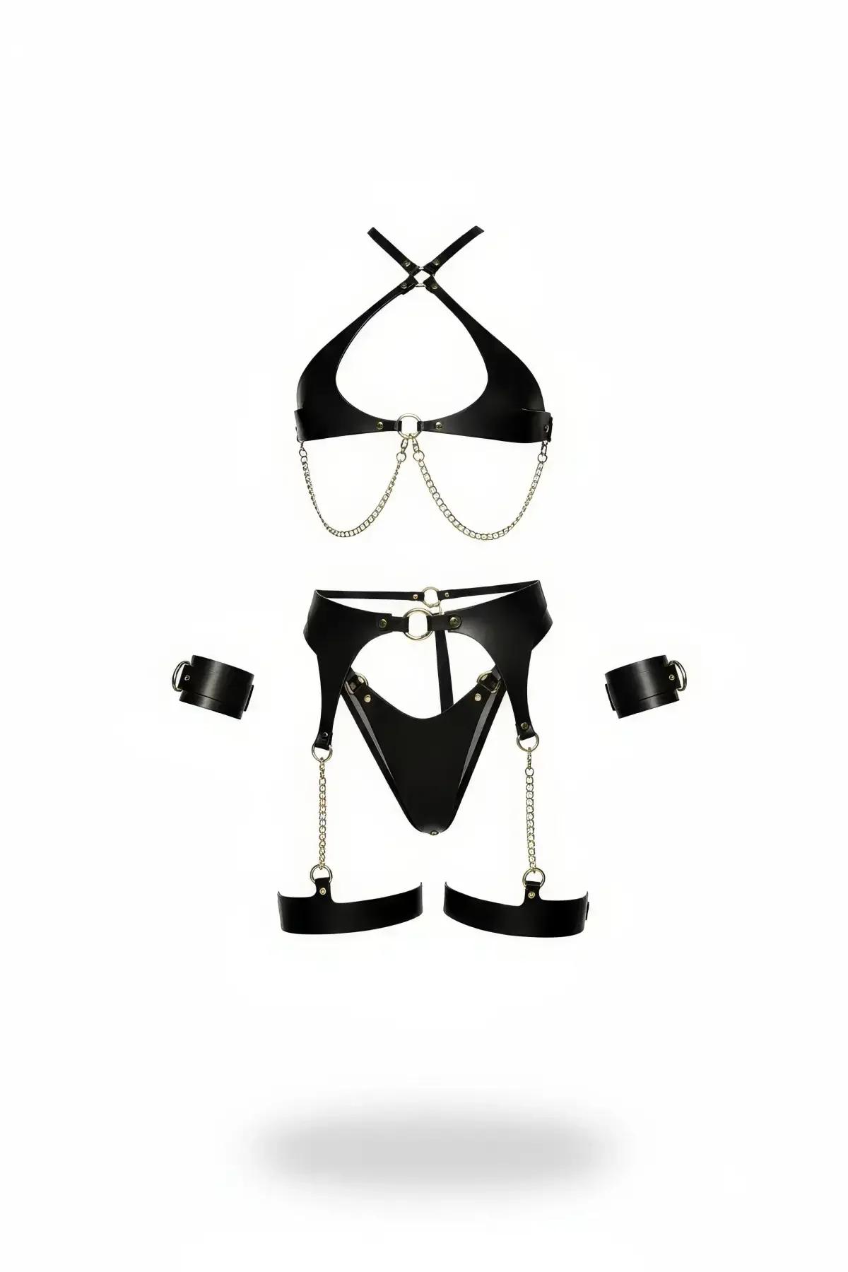 Beyaz üzerinde gümüş zincir bralet, jartiyer kemer, tanga, uyluk bantları ve bilek manşetli siyah suni deri harness seti düz serili