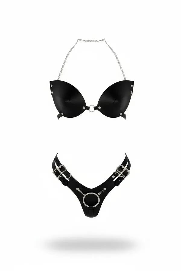 Eşleşen çift tokalı tanga harness yanında gümüş zincir boyun askısı ve O-halkalı siyah suni deri boyundan bağlı bralet