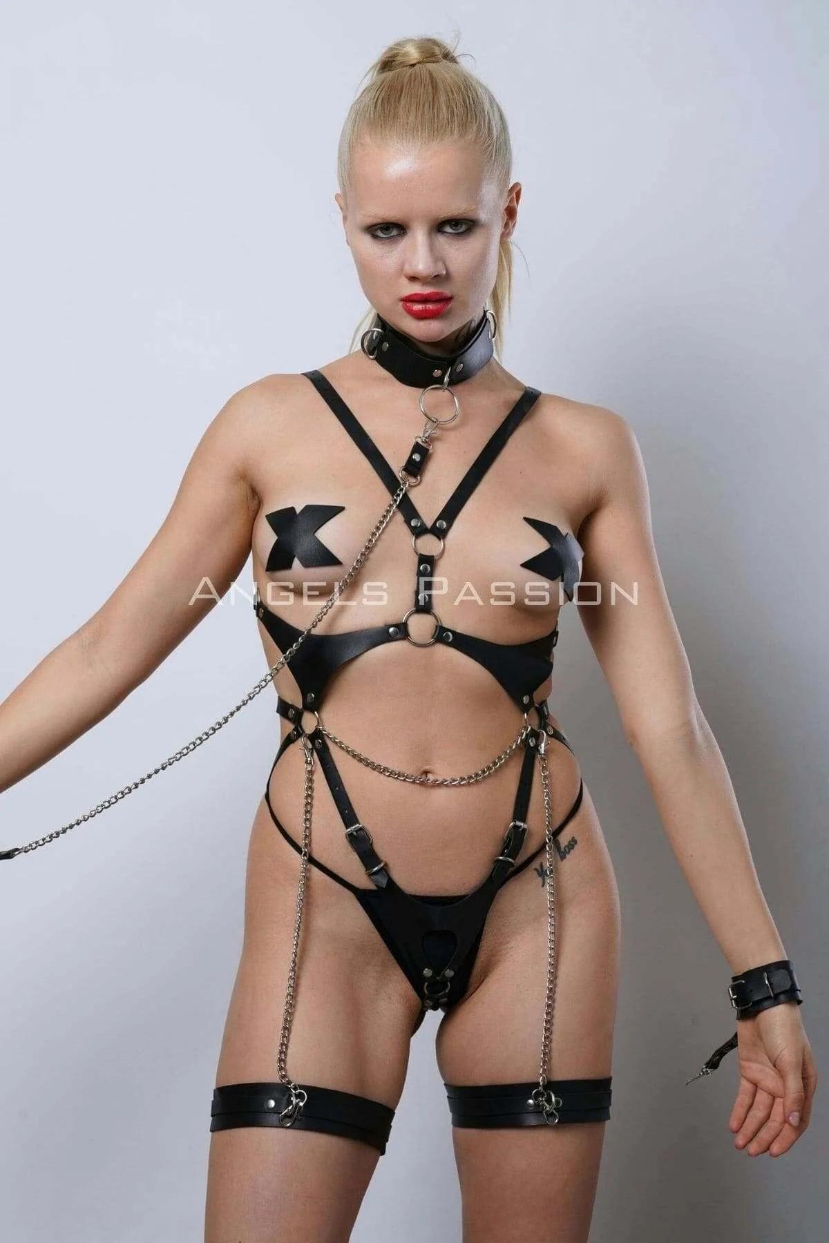 Vücut harness setinden çift çıtçıtlı gümüş toka donanımlı siyah deri bilek kelepçeleri