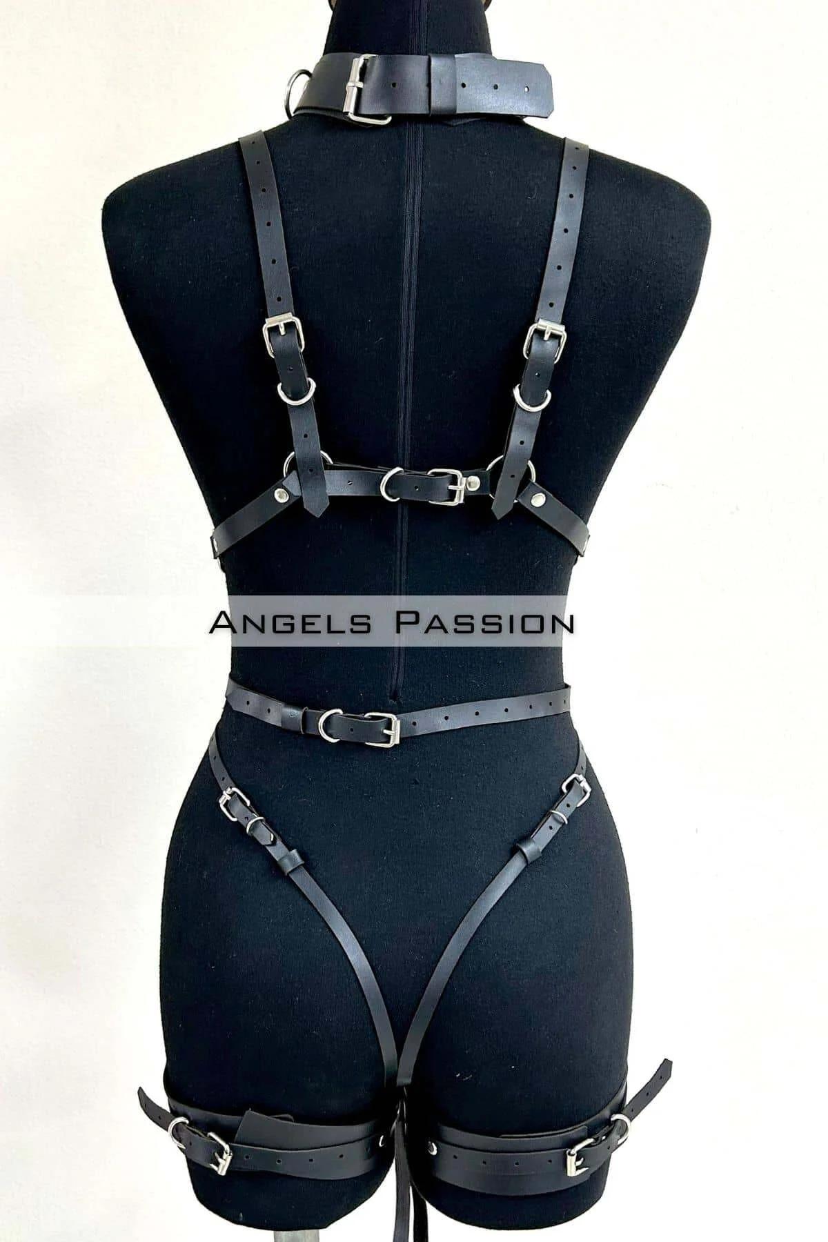 Bel kemeri ve ayarlanabilir zımba ilmek kapamaları gösteren siyah suni deri vücut harness tam arka görünüm