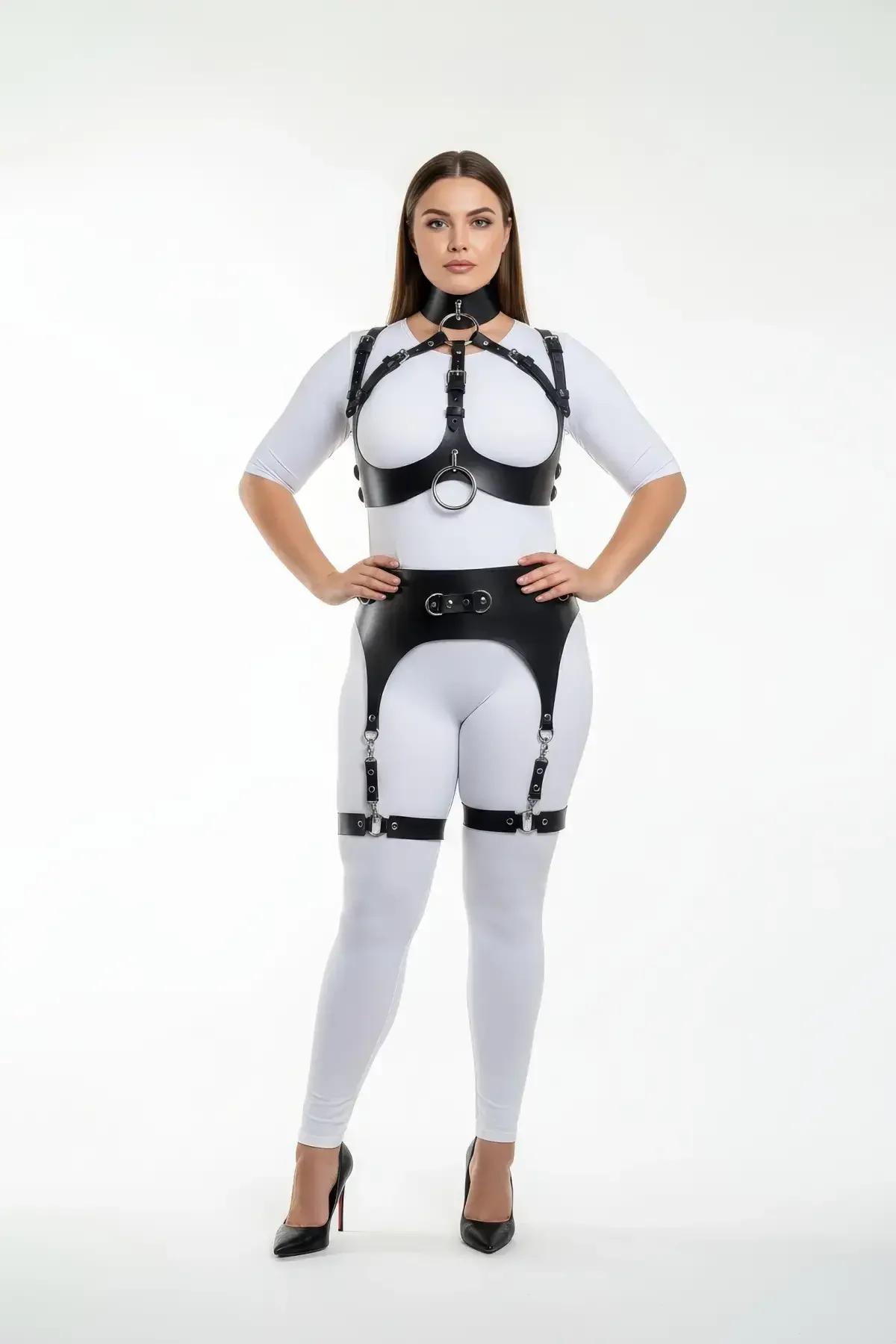 Gümüş O-halka göğüs askıları, geniş bel kemeri ve ayarlanabilir uyluk jartiyer bantlarıyla siyah suni deri tam vücut harness