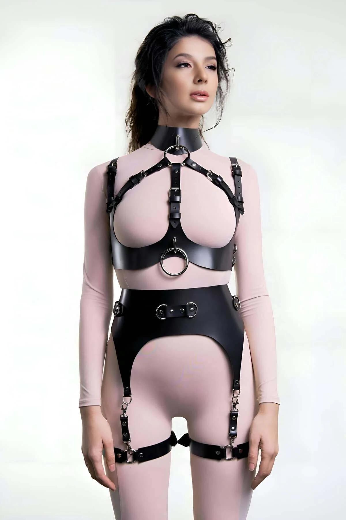 Gümüş O-halkalar, yüksek boyunluk, göğüs harness'ı, bel korsesi ve uyluk jartiyer içeren siyah suni deri modüler vücut harness seti