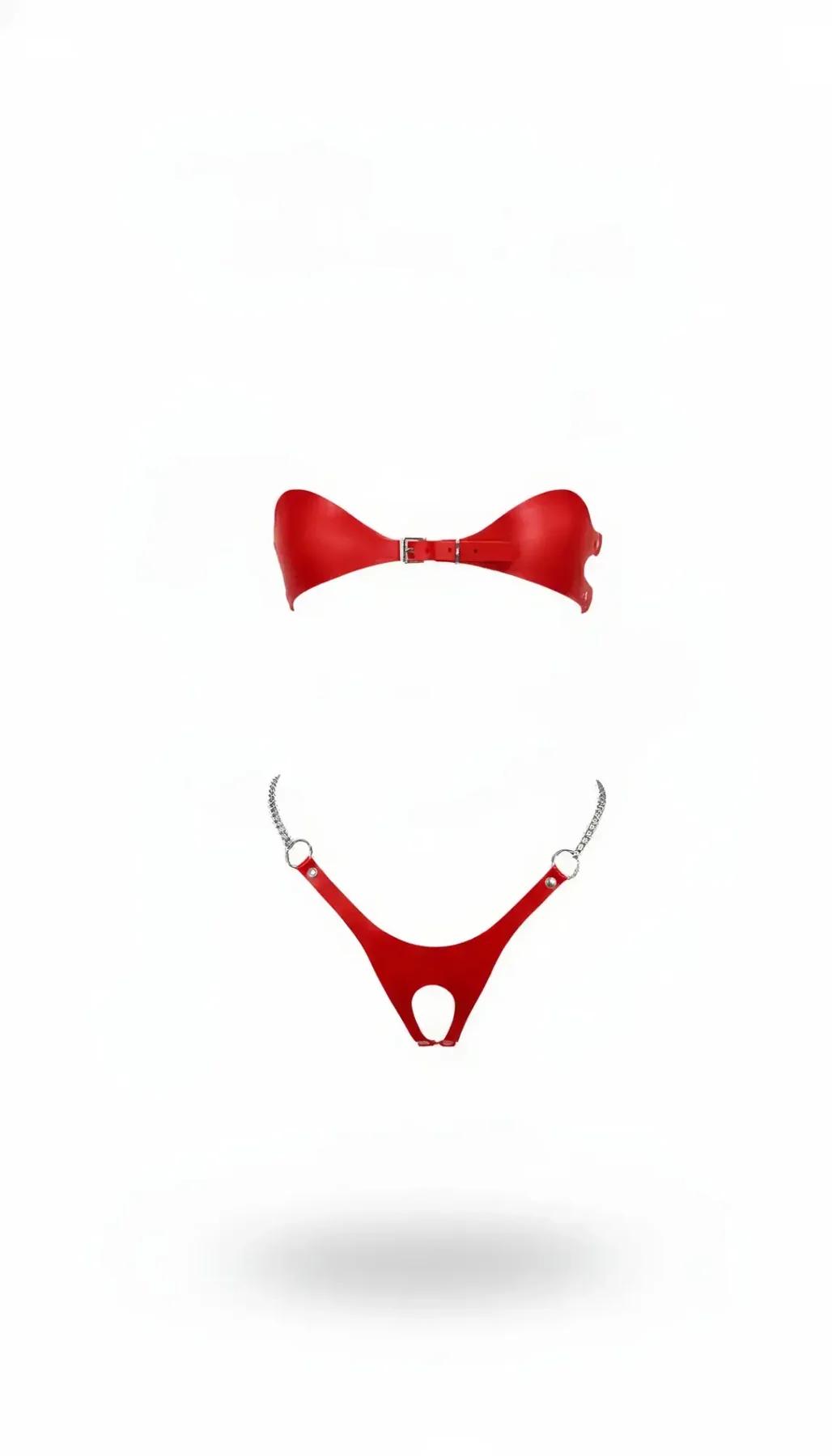 Gümüş zincir yanlar ve açık kesim alt kısım, ön tokalı straplez bralet ile kırmızı suni deri bikini harness seti