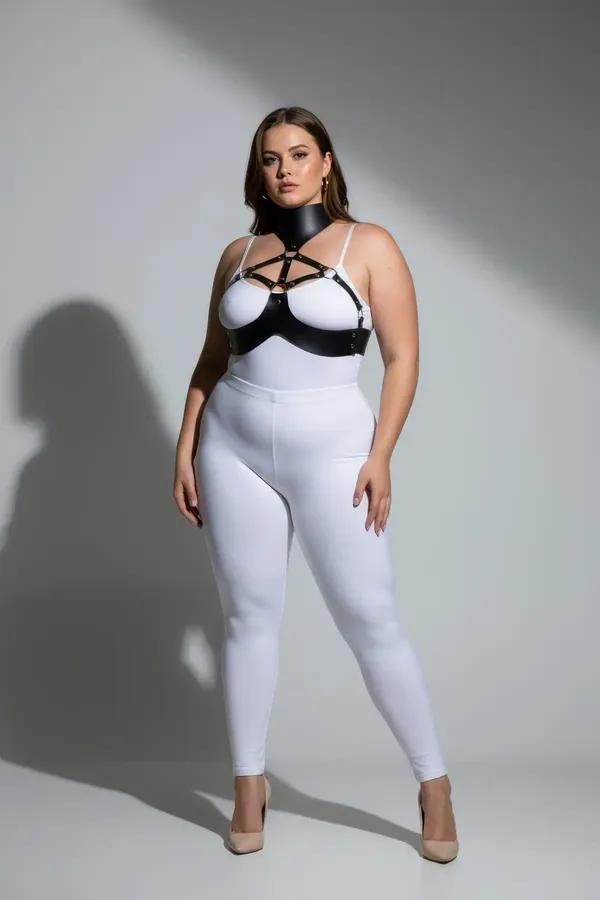 Beyaz body üzerine giyilmiş yapılandırılmış yüksek boyunluk ve gümüş O-halkalı siyah suni deri göğüs harness