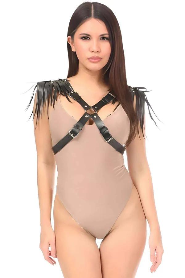 Nud bodysuit üzerine giyilmiş püskül tassels ve X çapraz göğüs askıları ve gümüş tokalar içeren siyah suni deri omuz harness'ı