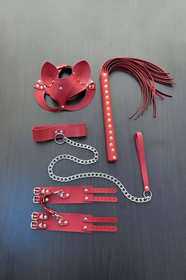 Kedi kulaklı maske, gümüş zincir tasmalı boyunluk, çift tokalı bilek manşetleri ve püsküllü kırbaçtan oluşan 5 parçalı kırmızı suni deri set