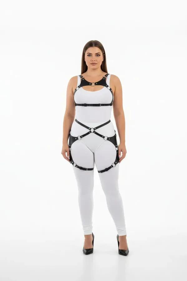Göğüs bel ve uyluk askılarını gösteren beyaz kıyafet üzerinde gümüş O-halkalı siyah suni deri tam vücut harness