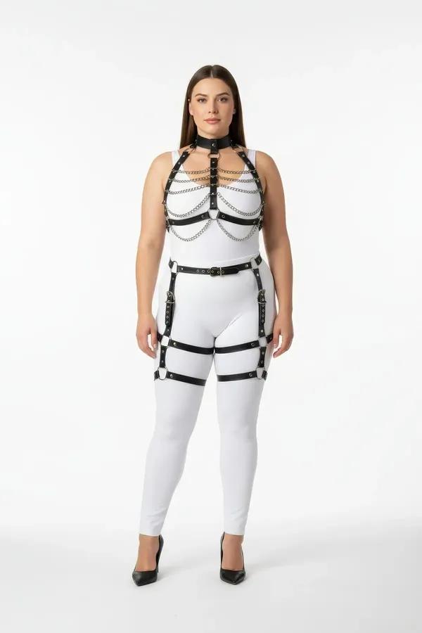 Göğüste beş gümüş zincir, boyunluk, bel kemeri ve uyluk jartiyer manşetleriyle siyah suni deri tam vücut harness, üzerinde giyilmiş