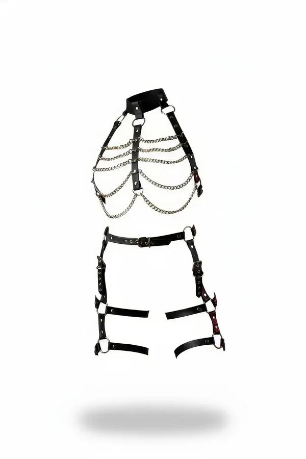 Göğüs parçasında beş sıra sarkıt gümüş renkli zincir ve ayarlanabilir bacak kafes askılı siyah suni deri vücut harness seti