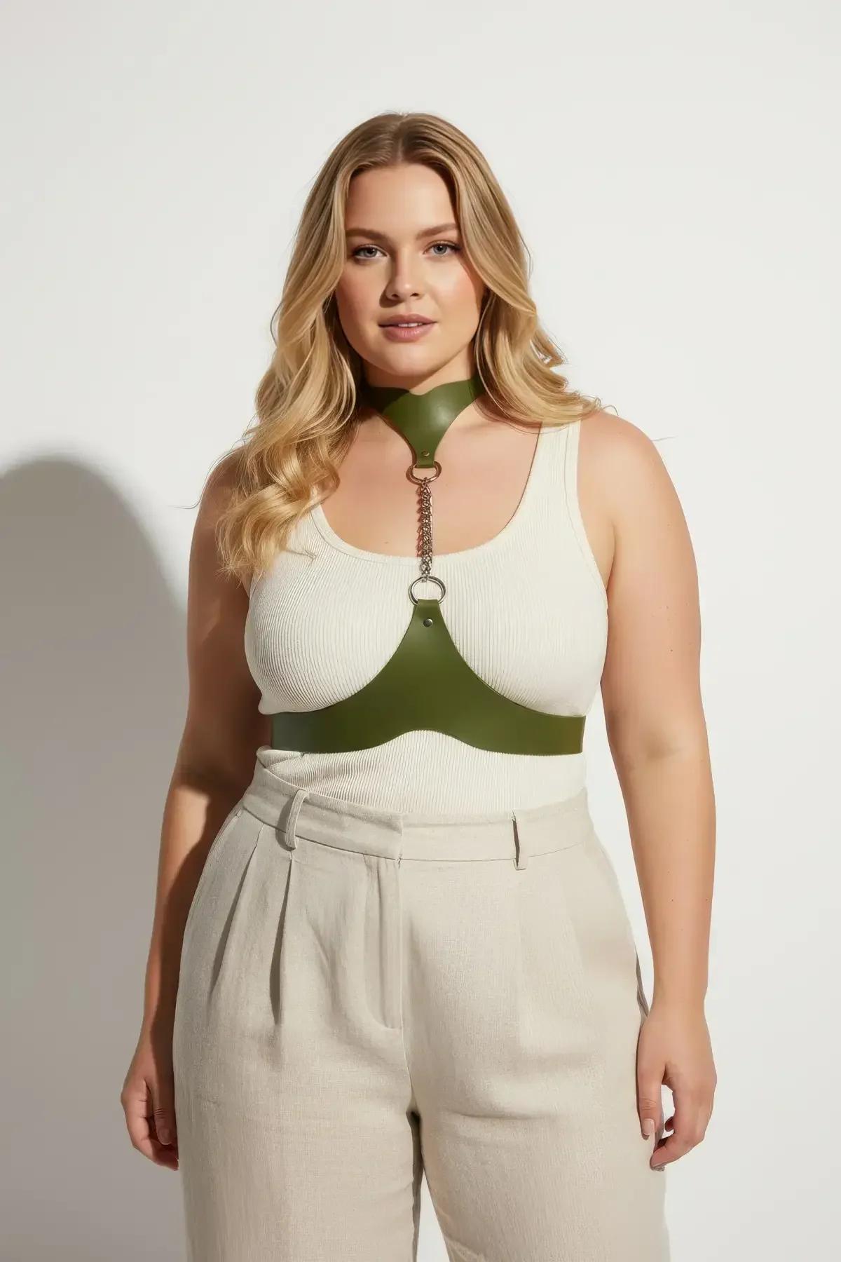 Zeytin yeşili minimalist göğüs harness, beyaz üst ve bej pantolon üzerinde günlük kombin
