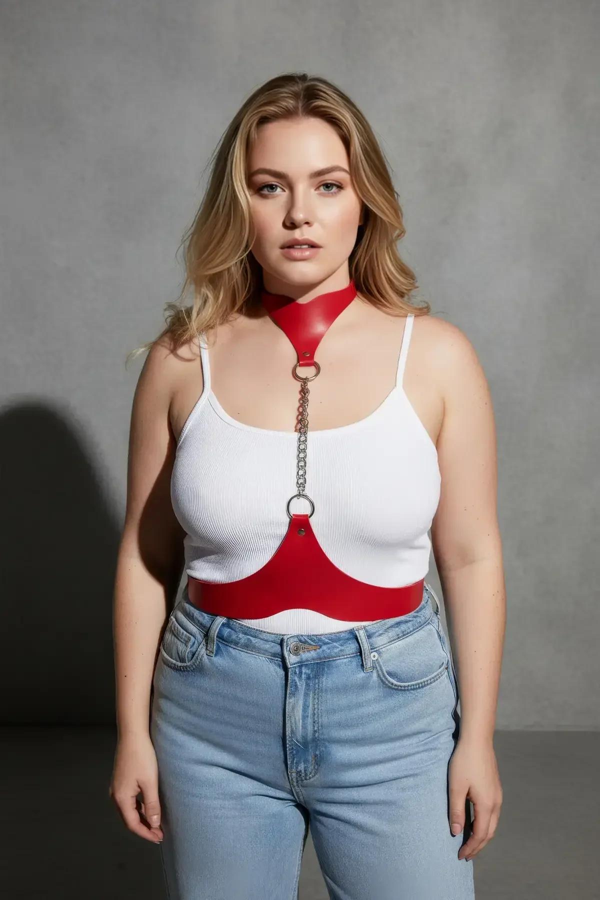 kırmızı vegan deri aksesuar set choker ve kemer Parisian kafe ortamında şık kombin