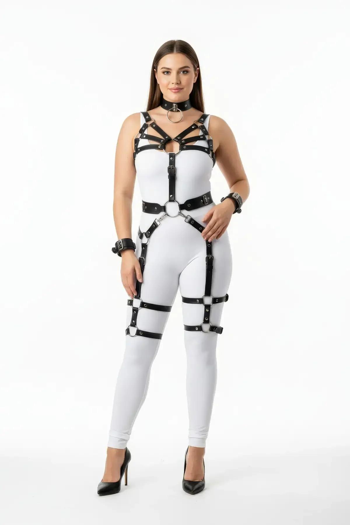 Bacak jartiyerleri, boyunluk ve bilek manşetleriyle gümüş O-halkalı siyah vegan deri tam vücut harness seti, beyaz bodysuit üzerinde