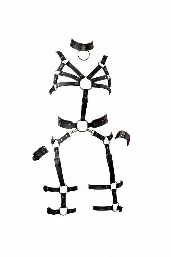Göğüs harness, jartiyer askıları, gümüş O-halkalı çoker ve bilek manşetli siyah suni deri tam vücut harness seti düz serili