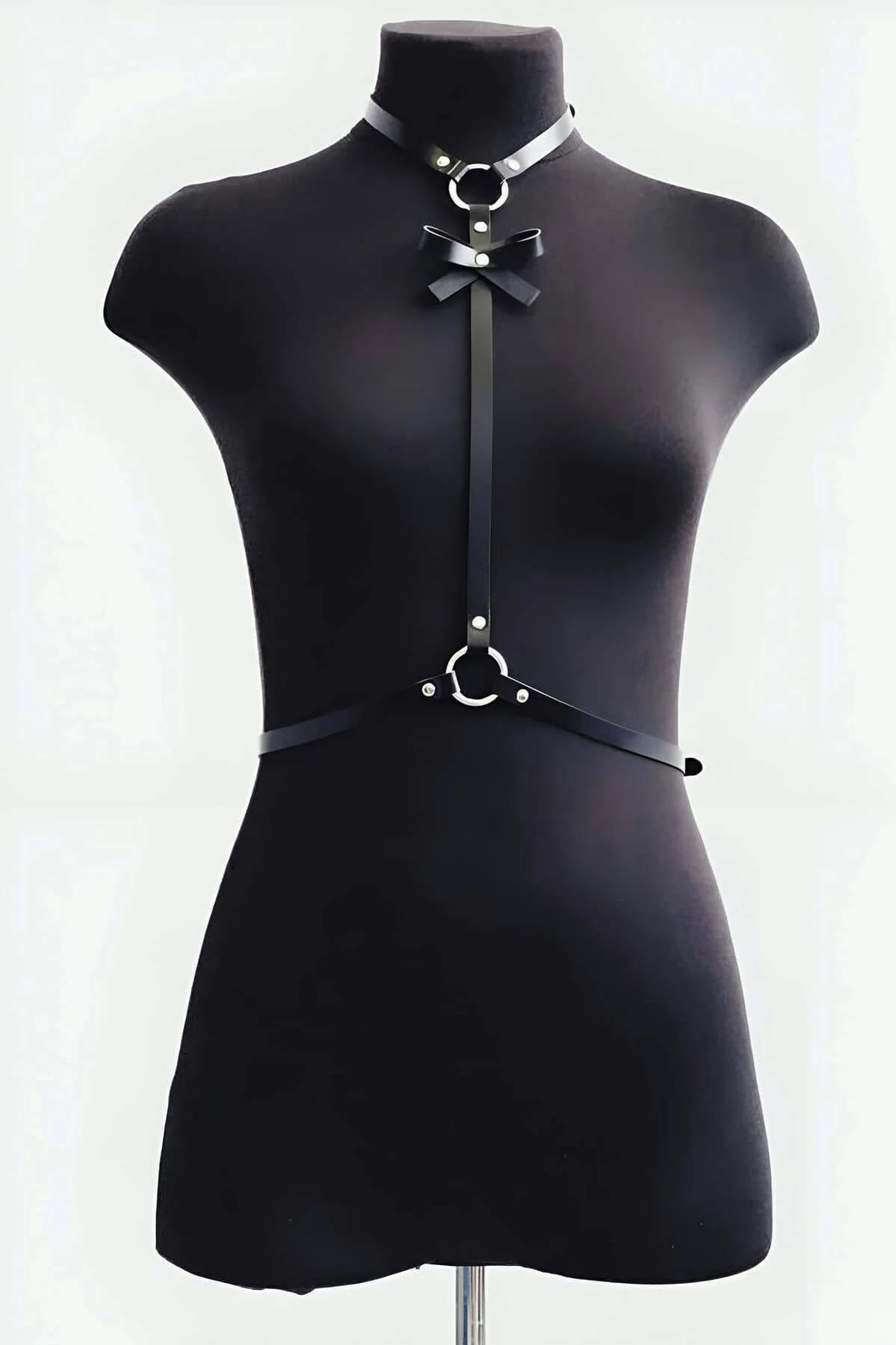 suni deri fiyonk göğüs harness'ı bel O-halka detayı siyah bodysuit üstünde
