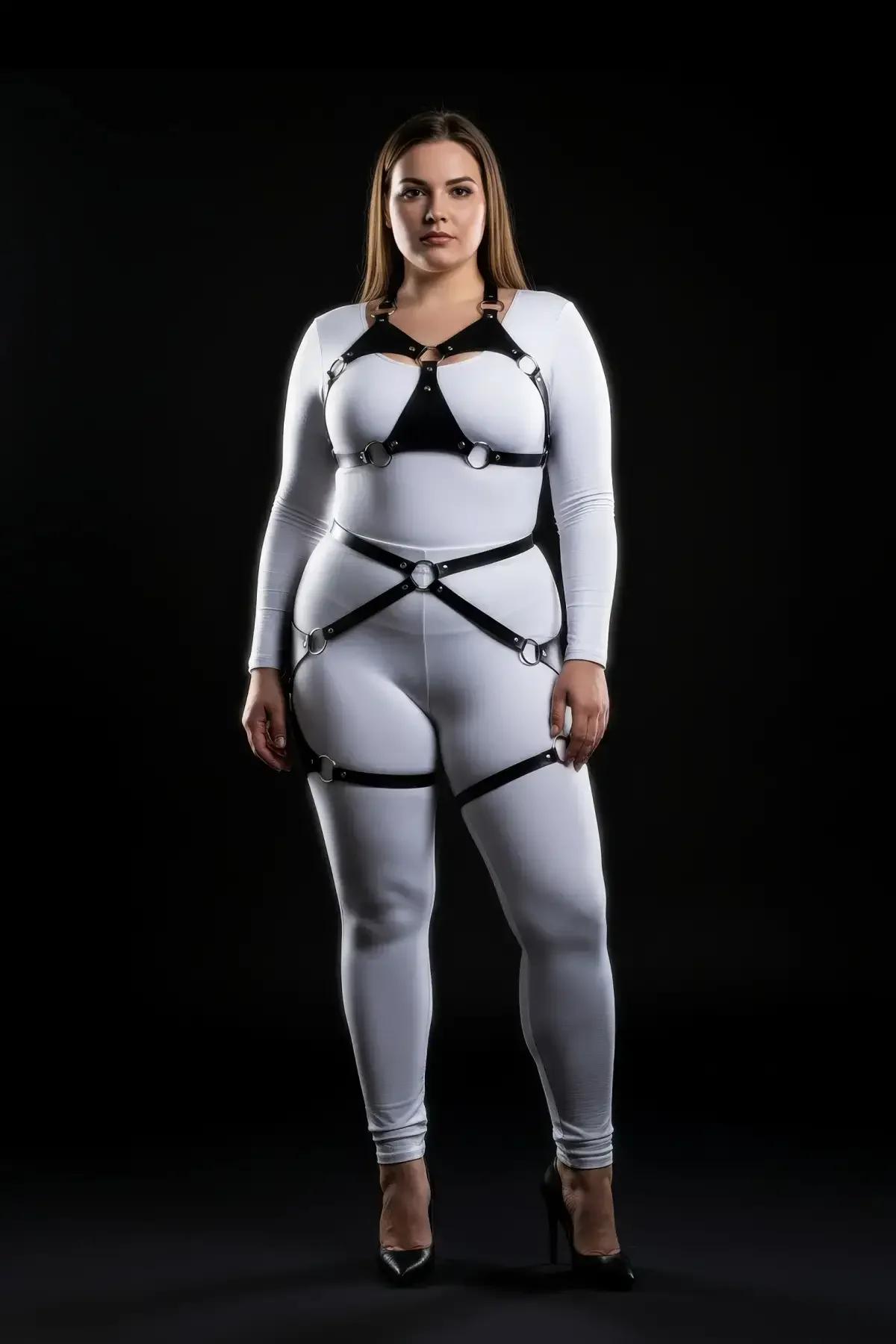Tam vücut harness önden açıyla siyah suni deri göğüs paneli ve omuz askıları detayı