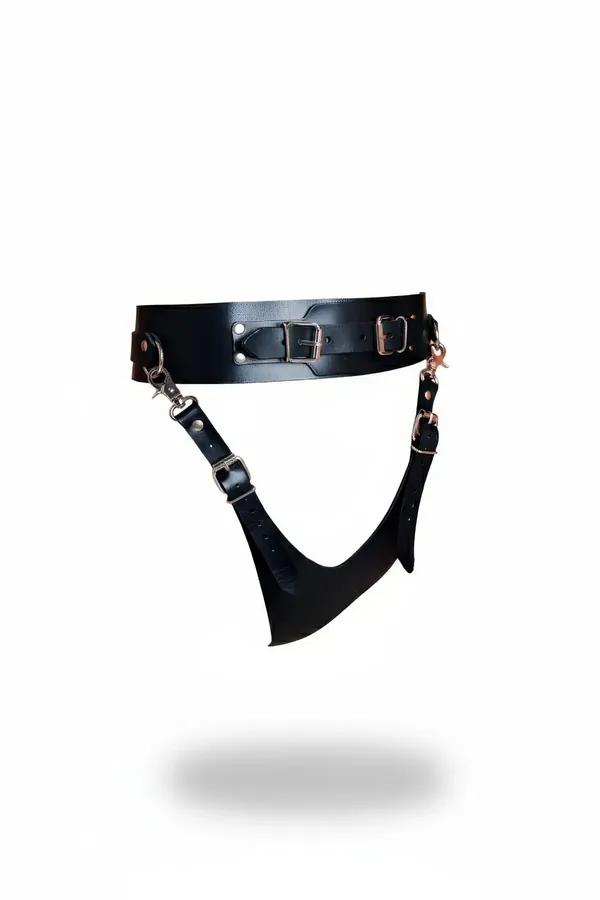Geniş bel kemeri ve heykelsi V-şekilli ön panelli, gümüş ve rose altın tokalı siyah suni deri kalça harness