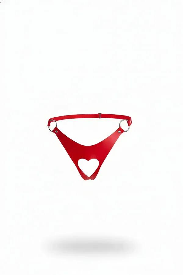 Kalp kesim ön panel ve kalçalarda gümüş O-halkalı kırmızı suni deri harness tanga