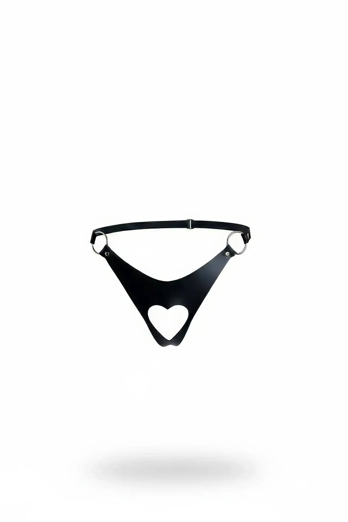 Beyaz zeminde kalp şekilli kesim ön panel ve gümüş O-halkalı siyah suni deri tanga harness