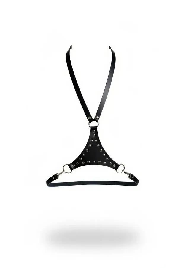 Zımbalı siyah vegan deri göğüs harness, üçgen panel ve gümüş O-halka detayı