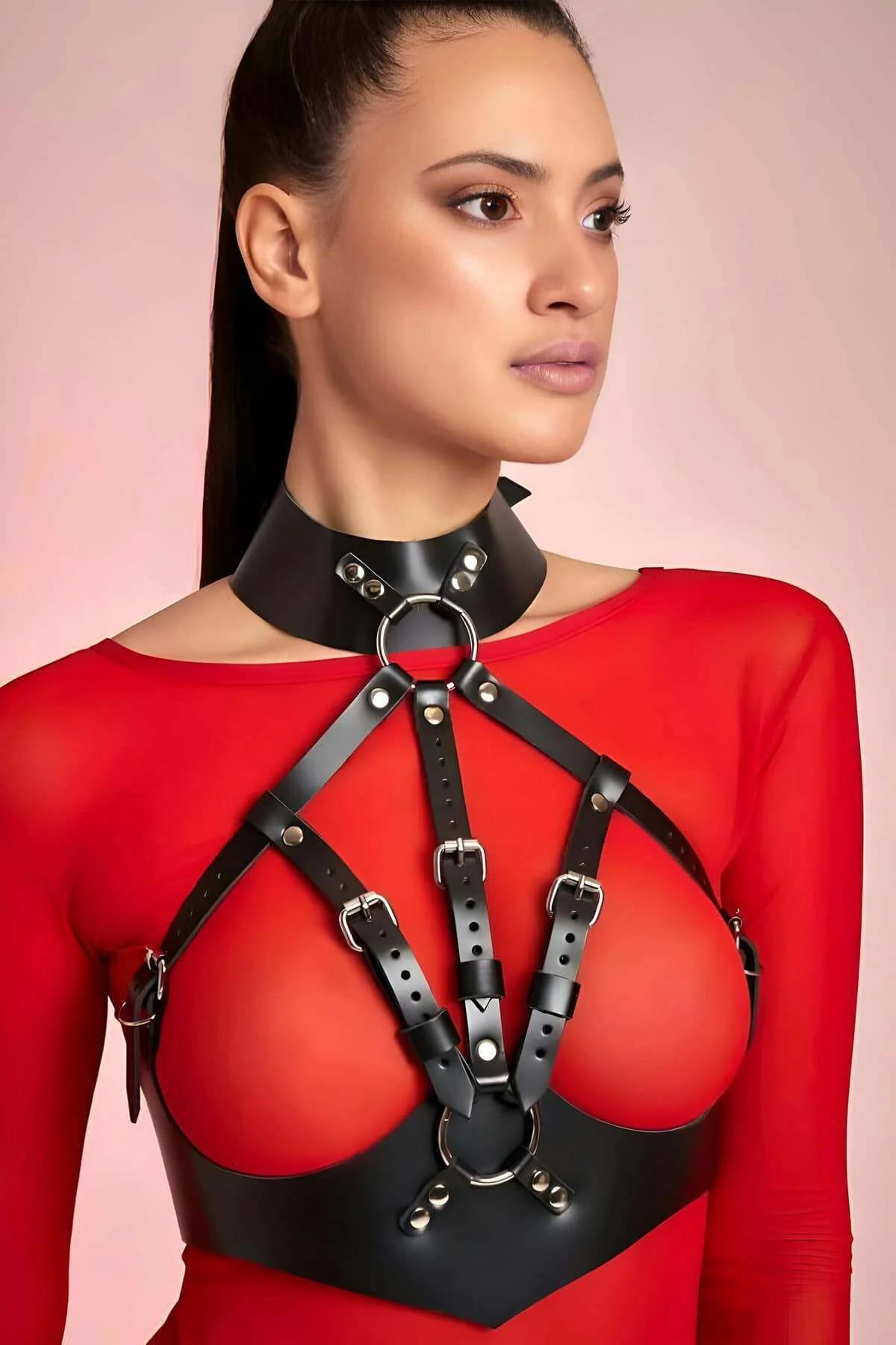 Siyah suni deri halter harness'ında ayarlanabilir dikdörtgen tokalar ve dar 1,2 cm askılar yakın planı