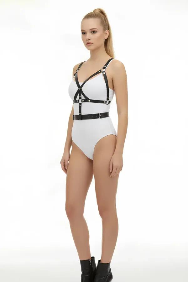Siyah suni deri kafes vücut harness, gümüş zımbalı kemer, ön görünüm