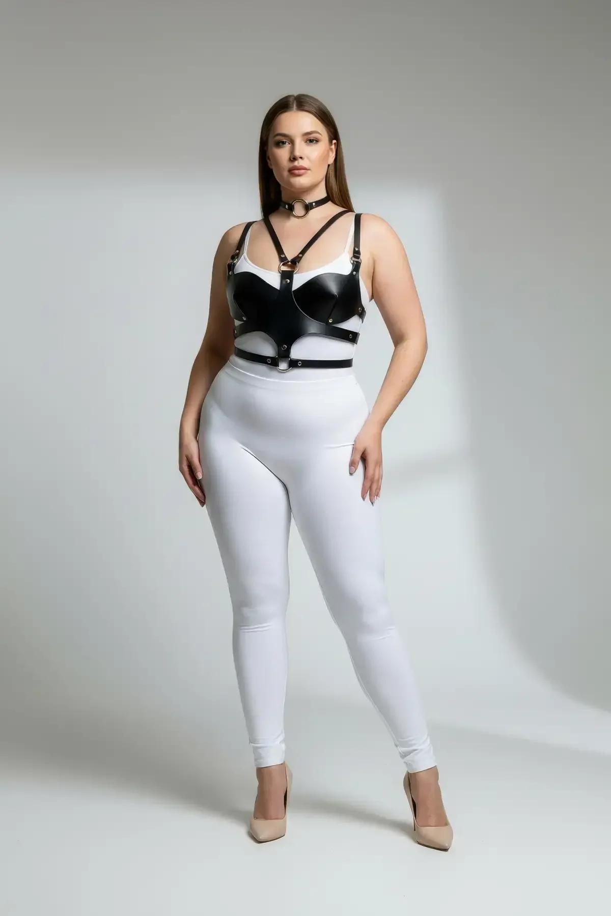Beyaz dar üst üzerine giyilmiş altın tonlu O-halkalı çoker setli siyah suni deri göğüs harness