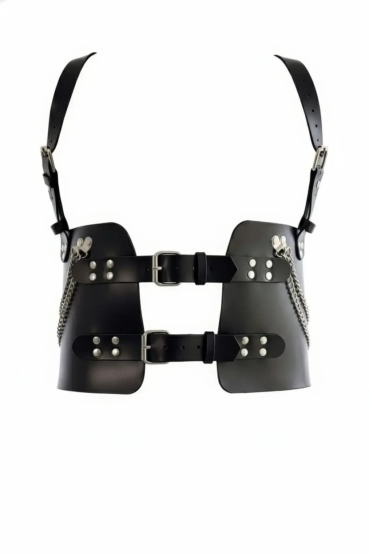 Siyah suni deri vücut harness - geniş paneller, gümüş zincir, perçin ve çift ayarlanabilir toka