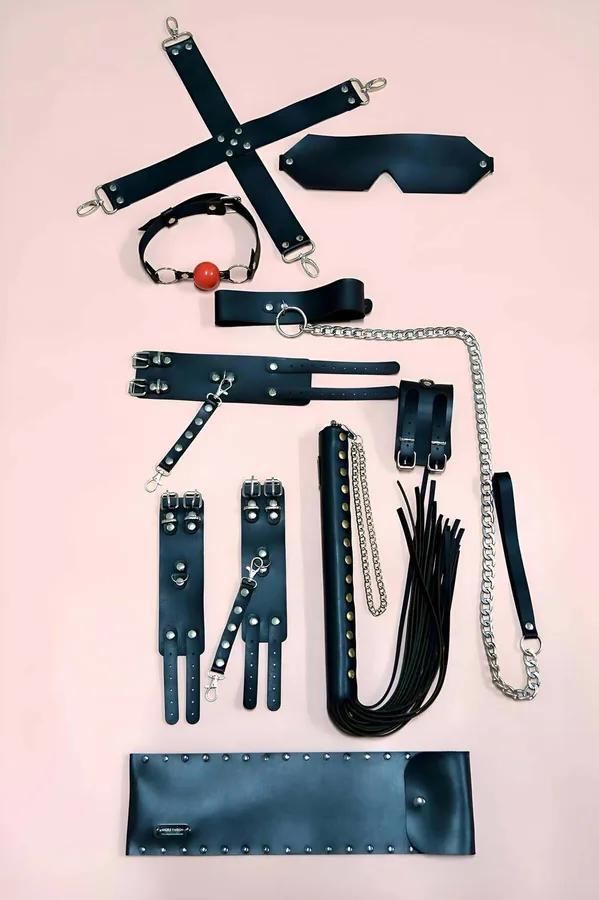 Hogtie çubuğu, kelepçeler, göz maskesi, top gag, boyunluk zinciri tasma, flogger içeren siyah suni deri 7 parça kısıtlama aksesuar seti