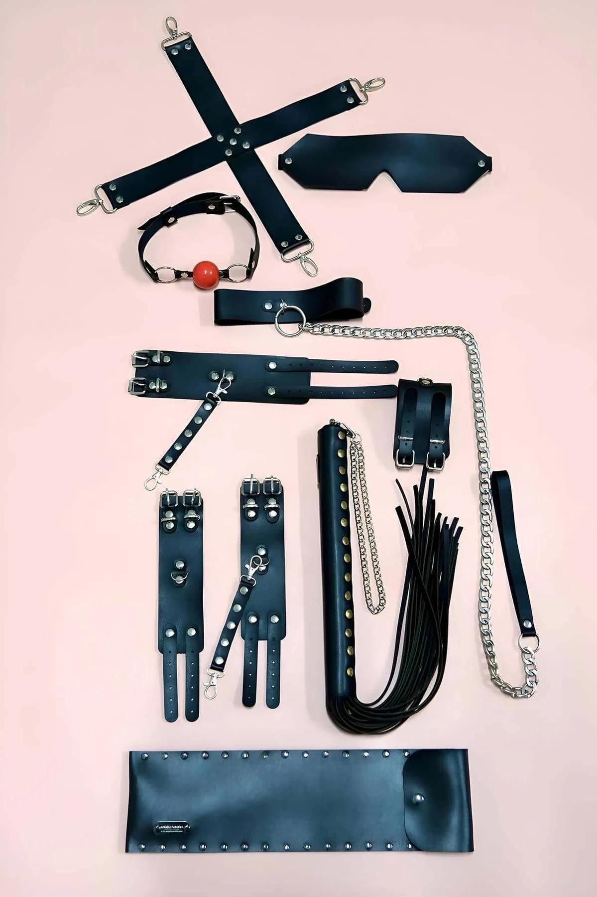 Hogtie çubuğu, kelepçeler, göz maskesi, top gag, boyunluk zinciri tasma, flogger içeren siyah suni deri 7 parça kısıtlama aksesuar seti