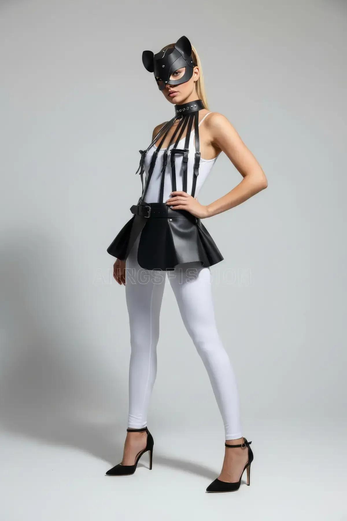 Siyah suni deri peplum harness - dikey göğüs askısı ve yapılandırılmış bel kemeri, beyaz bodysuit üzerinde