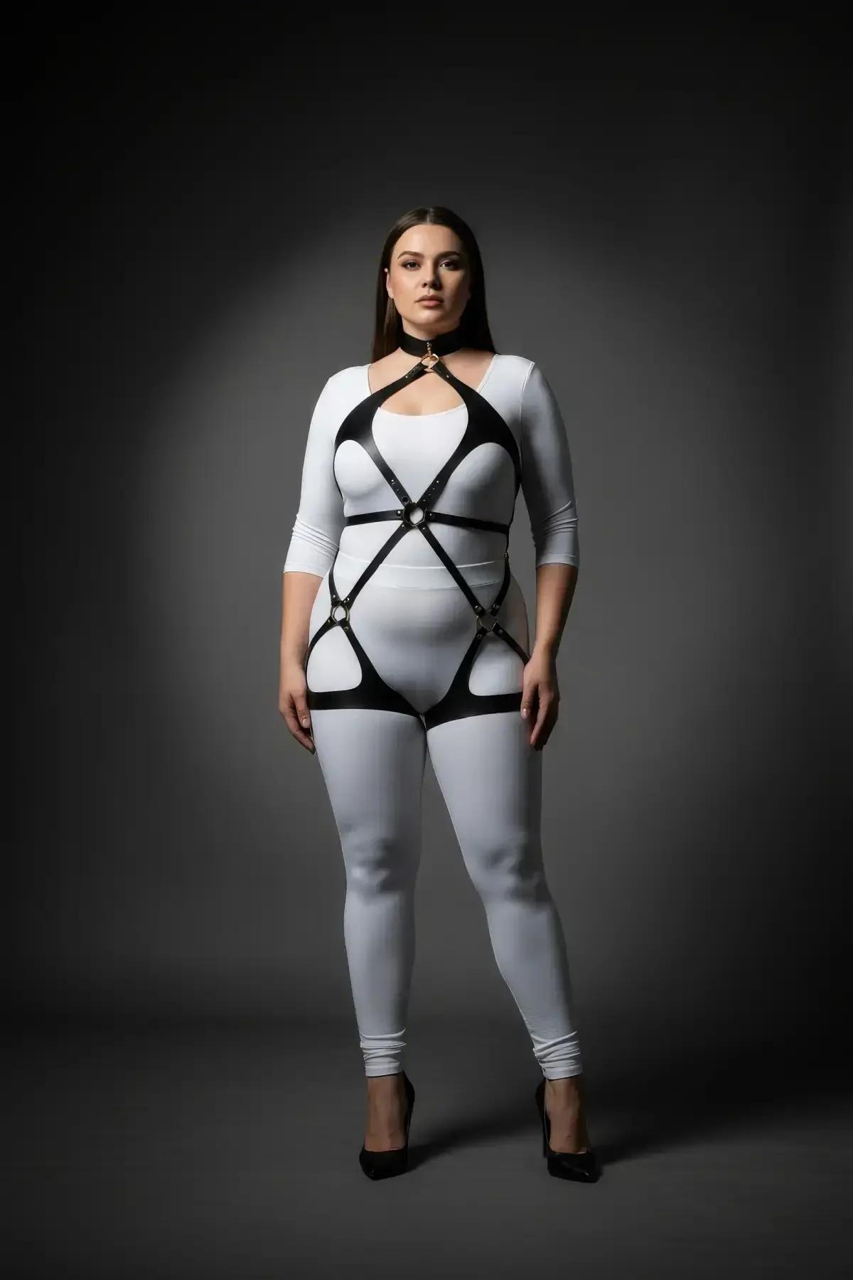 Zımba pimli toka kapamalarla siyah suni deri tam vücut harness boyun boyunluk detayı