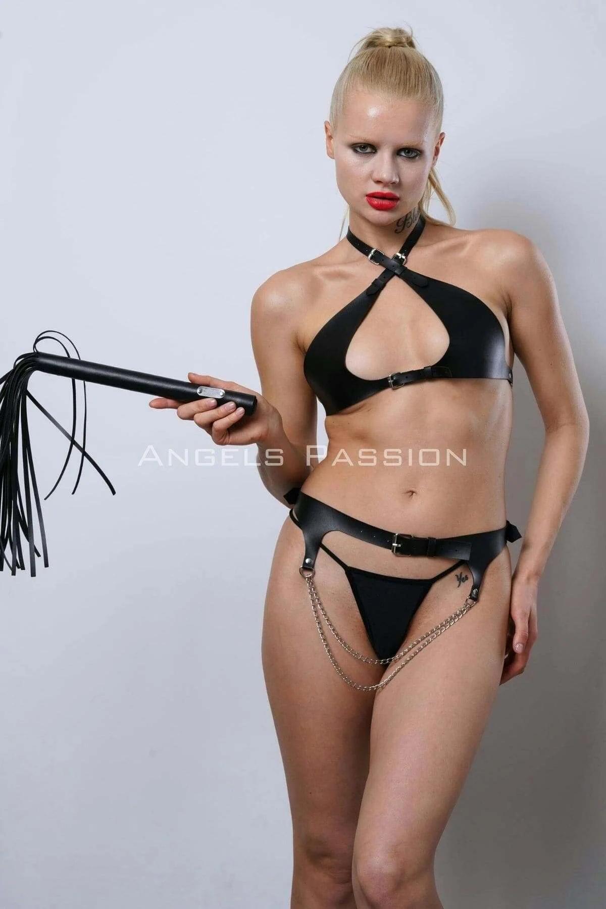 Çapraz askı X detayını ve açık göğüs kesimini gösteren siyah suni deri halter harness sütyenin ön görünümü