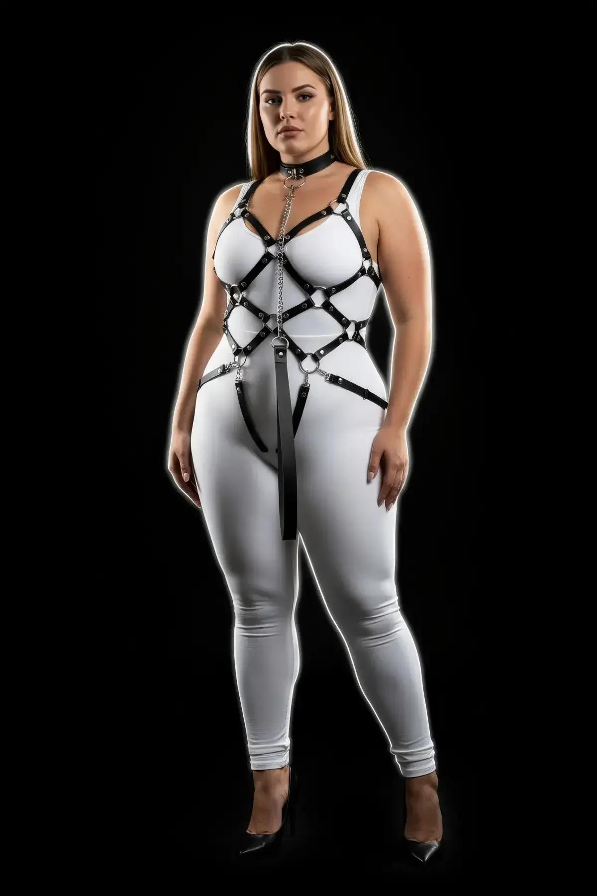 Gümüş O-halkalar, zincir boyunluk ve jartiyer askılı siyah suni deri tam vücut harness, beyaz bodysuit üzerinde