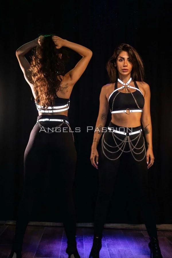 Gümüş zincir kalça örtüsü ve beyaz retro-reflektör şeritli siyah reflektör halter harness, ön ve arka görünüm